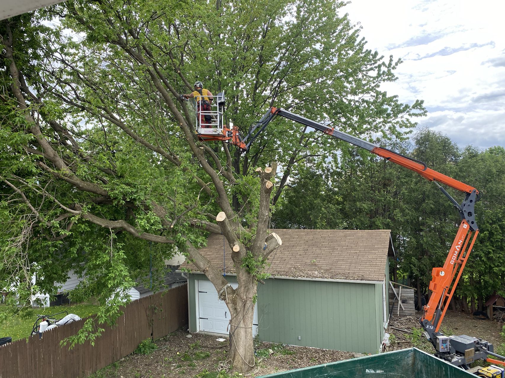 曲臂式蜘蛛车和普通曲臂式高空作业平台有哪些区别