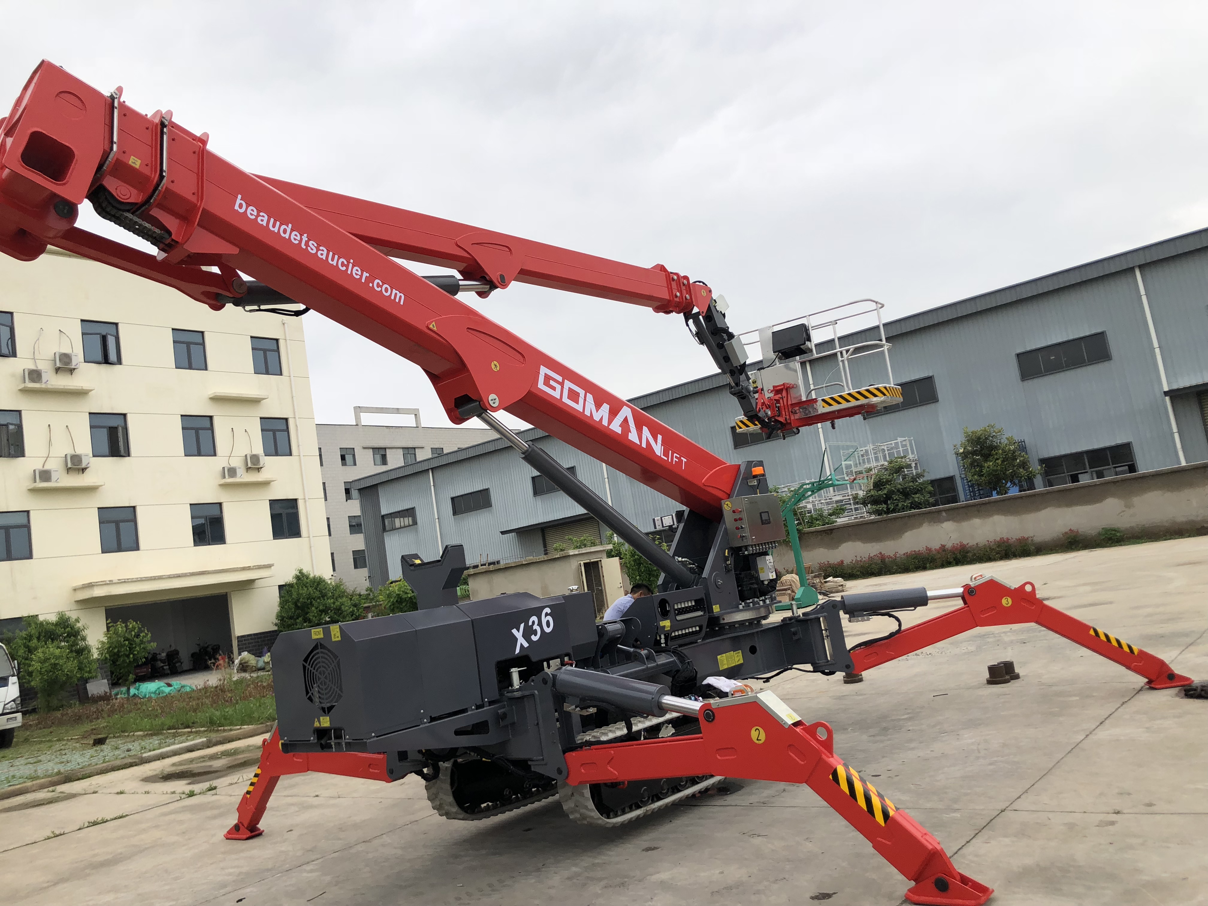 蜘蛛车对比传统高空作业车：综合施工优势全面对比