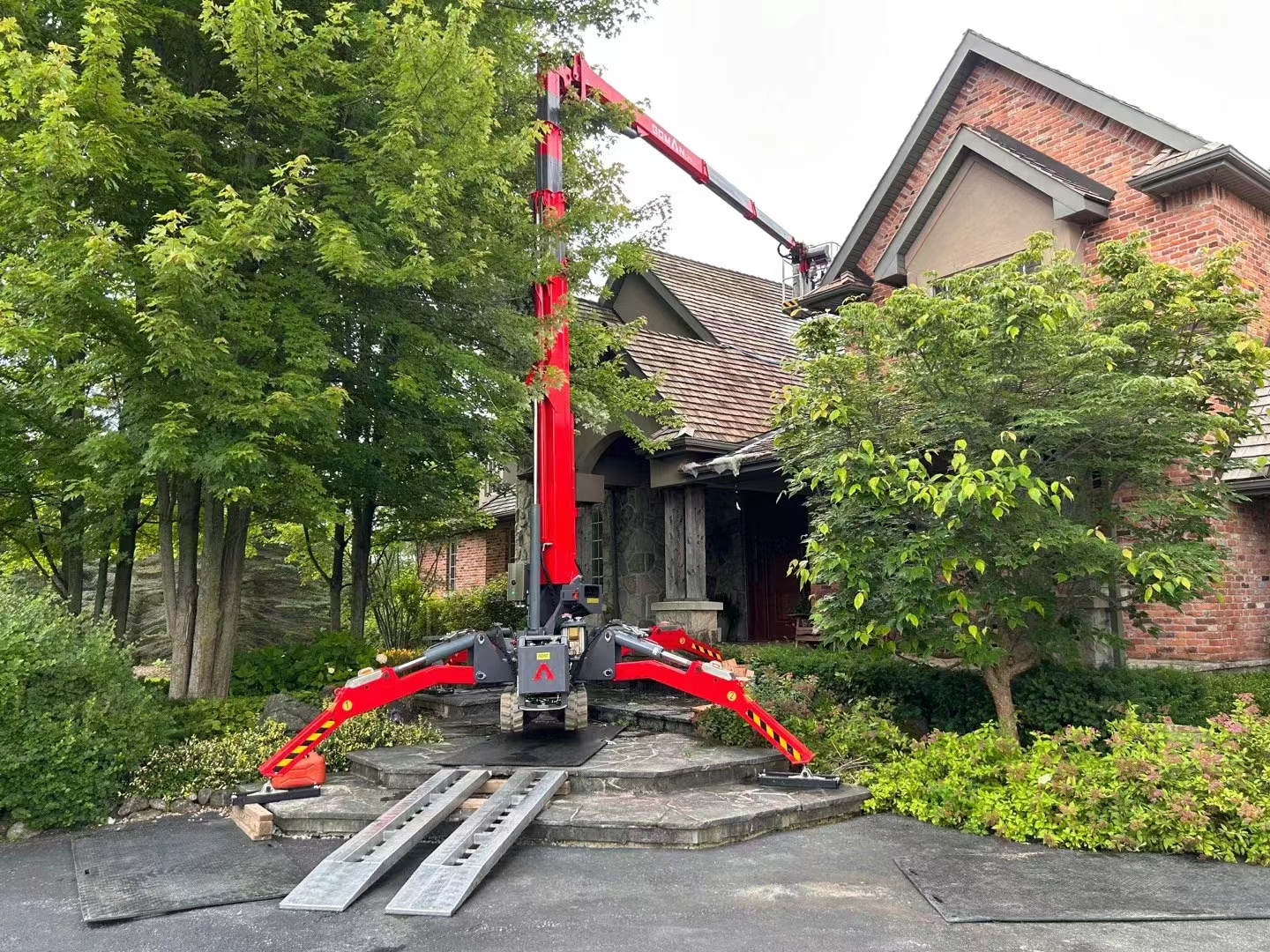 蜘蛛车和高空作业平台对施工地面有哪些要求